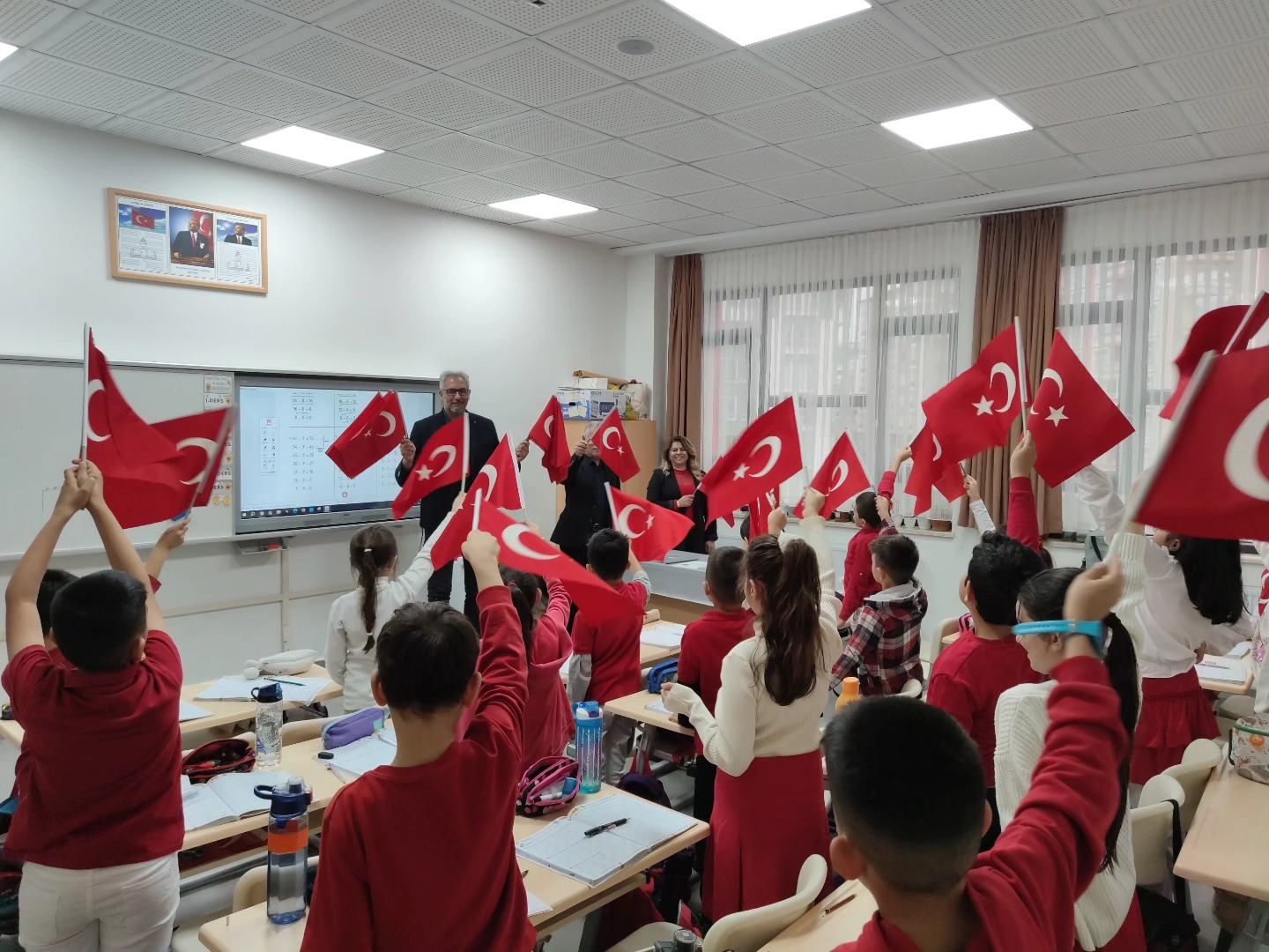 İLK DERS 100.YIL CUMHURİYET İLKOKULUNDA ÖĞRENCİLERİMİZE TÜRK BAYRAĞI HEDİYE ETTİK.