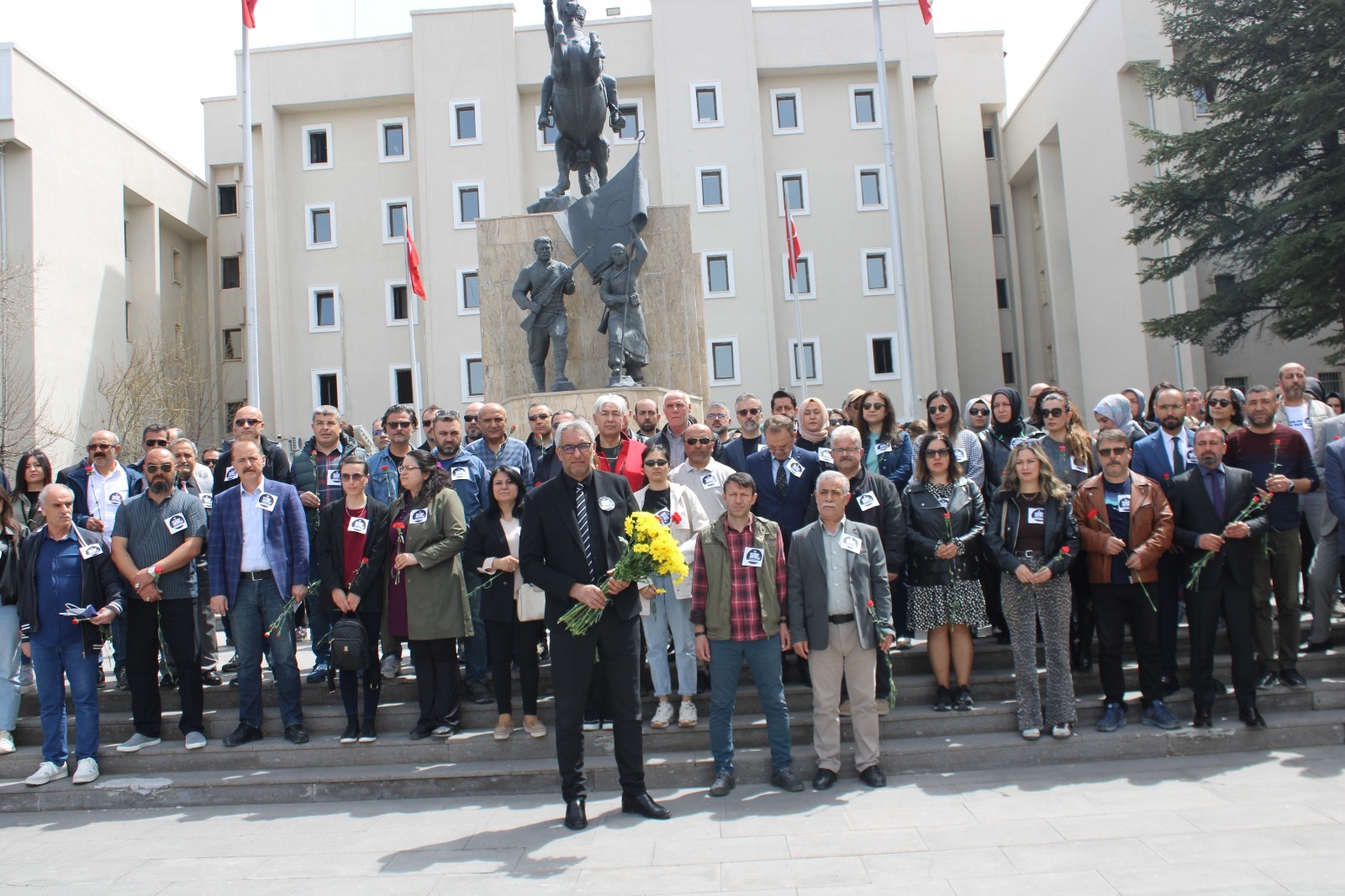 TÜRK EĞİTİM SEN; ŞİDDETİ PROTESTO ETMEK İÇİN ATATÜRK ANITINA KARANFİL BIRAKIP OTURMA EYLEMİ YAPTI.