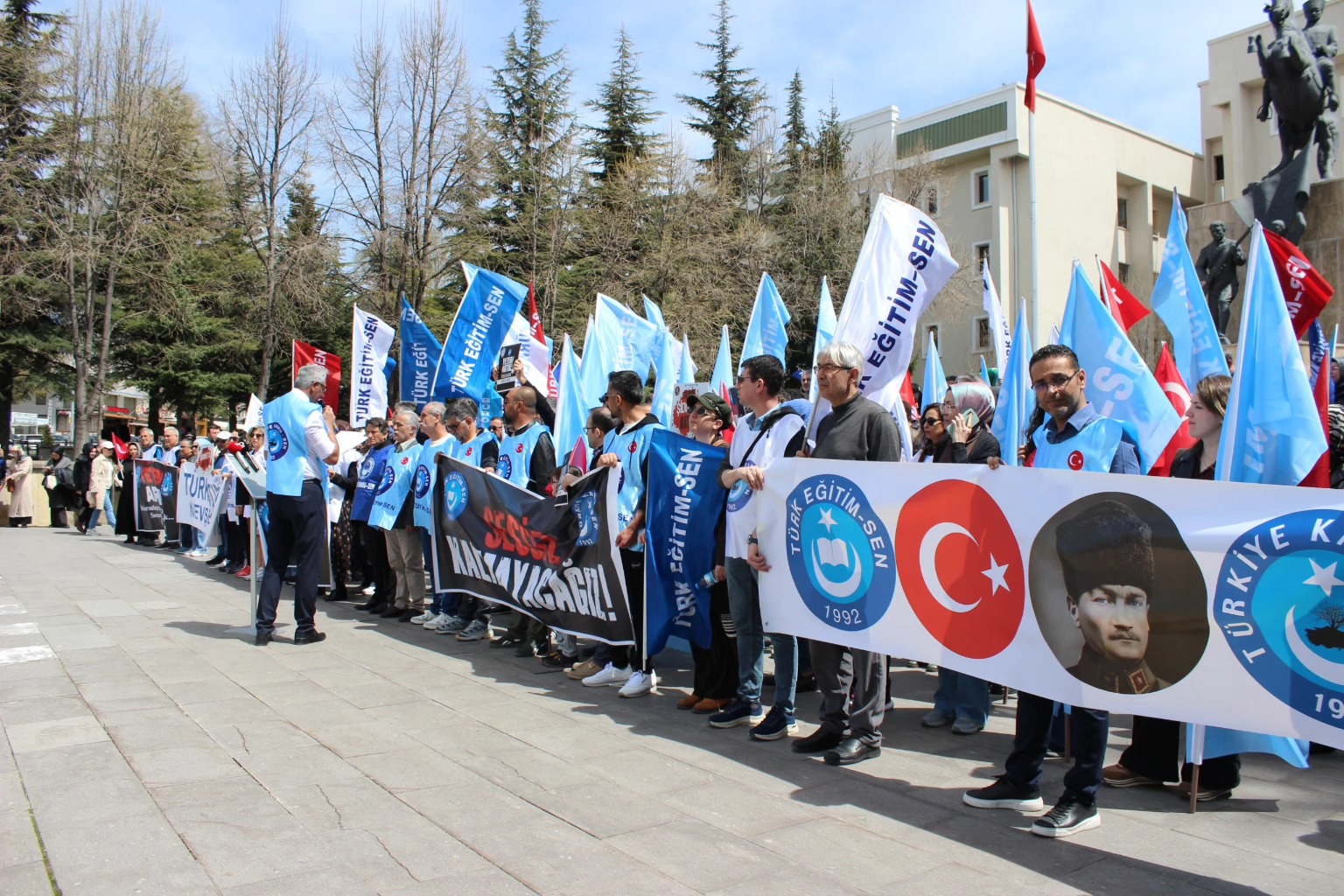 KAMU ÇALIŞANLARI SENDİKAL ESARET ALTINDADIR.